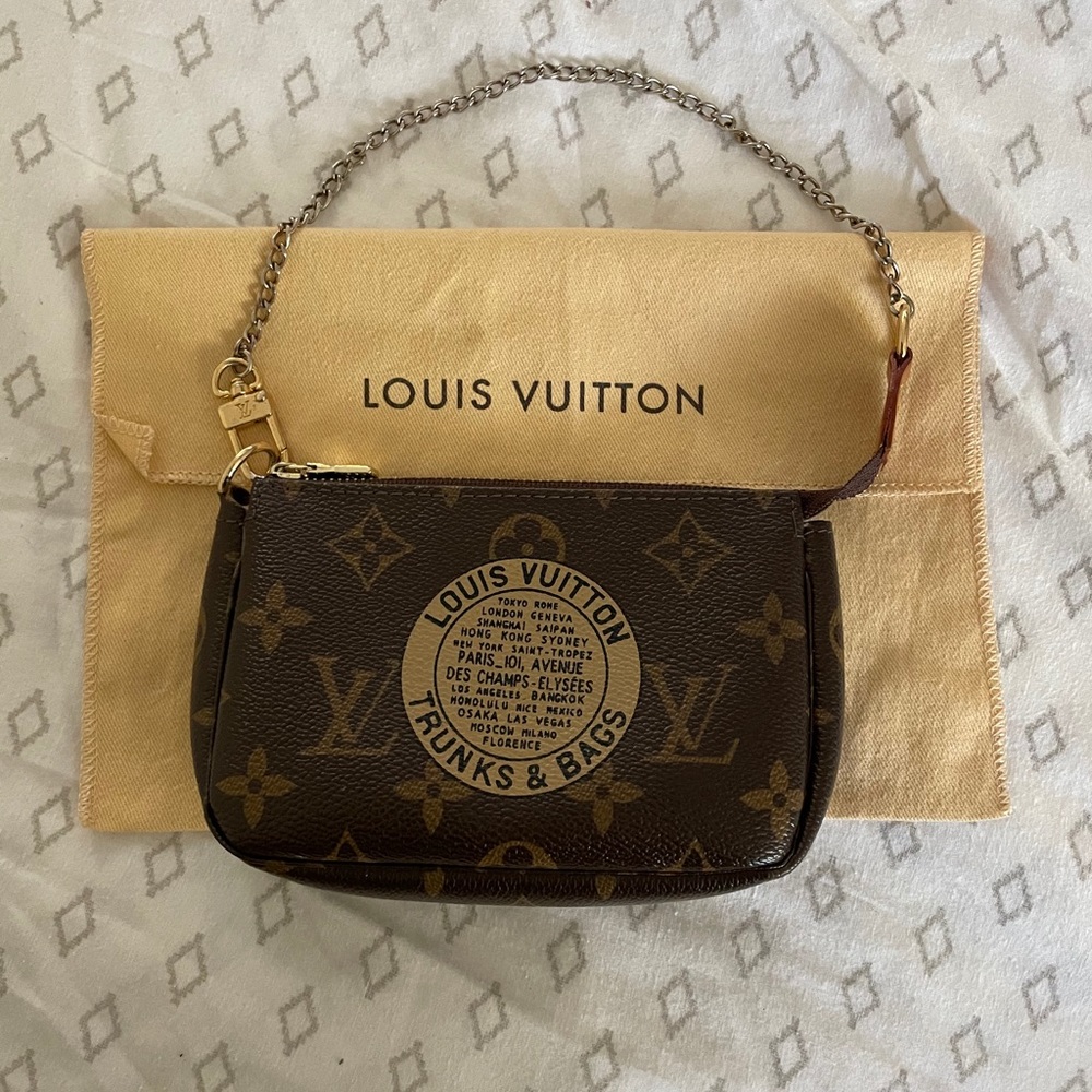 Louis Vuitton Trunks & Bags pochette!